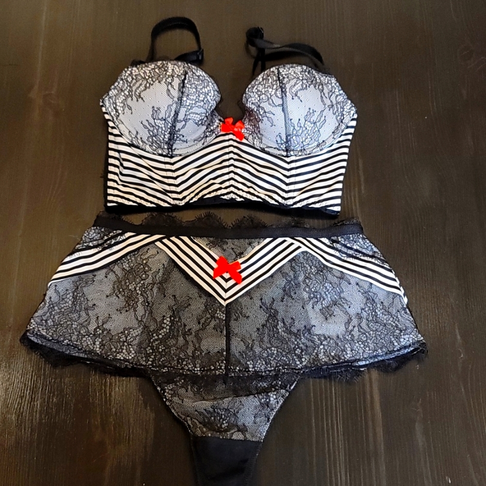 Victoria's secret lingerie set. Black and white with pink bow accent. 🎀